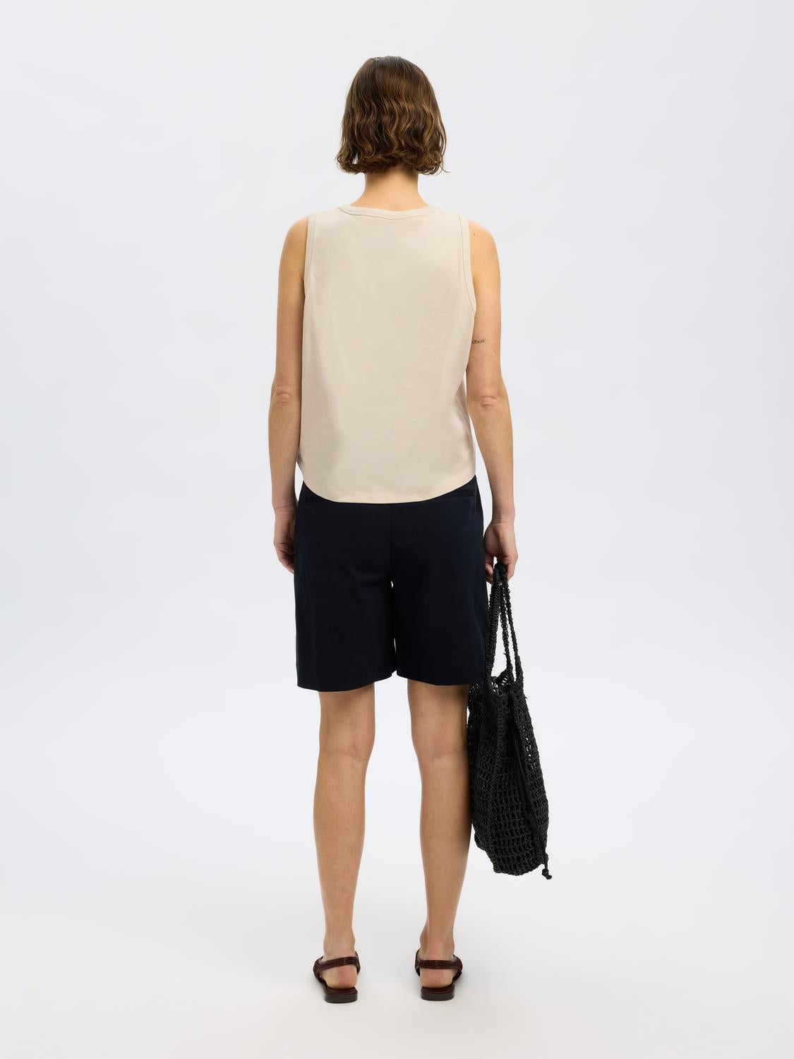 model_shot-back